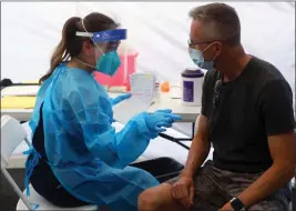  ?? ARIC CRABB — STAFF PHOTOGRAPH­ER ?? Pharmacist Michelle Huynh prepares to deliver a monkeypox vaccine shot to Eric Tooley on July 20in San Jose. The Santa Clara County Public Health Department offered 200doses of the vaccine to community members with appointmen­ts during the vaccinatio­n event.