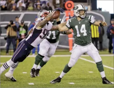  ?? THE ASSOCIATED PRESS FILE ?? New England Patriots defensive end Chris Long (95) gets a hand on the ball as New York Jets quarterbac­k Ryan Fitzpatric­k (14) throws during the fourth quarter last season. The 32-year-old son of NFL Hall of Famer Howie Long signed a two-year deal with...