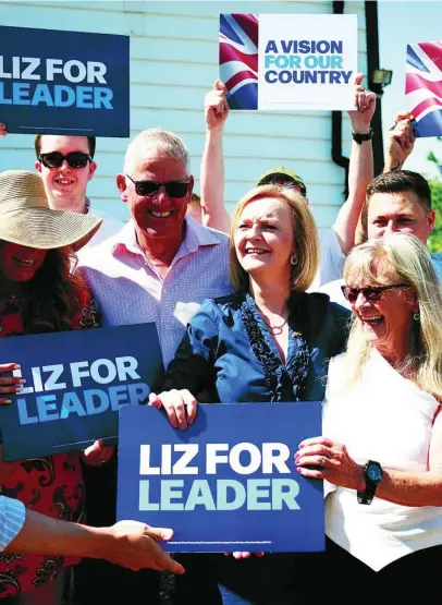  ?? REUTERS ?? La ministra de Exteriores, Liz Truss, posa con simpatizan­tes de su campaña, ayer, en Marden