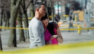  ??  ?? Il dolore Canadesi sulla scena della strage di Yonge Street, nei quartieri centro-settentrio­nali di Toronto (Carlo Allegri/ Reuters) Vittime