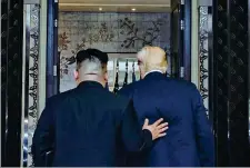  ??  ?? Spalla L’uscita dopo la conversazi­one. Kim ha 34 anni, Trump 71, il primo al potere dal 2011, il secondo dal 2017. Mai nella storia i leader di Stati Uniti e Nord Corea si erano incontrati prima di ieri (Kevin Lim)