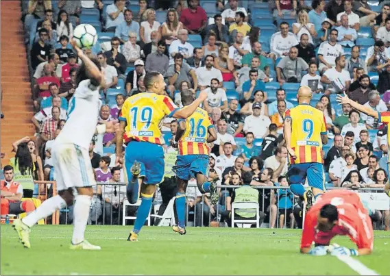  ?? FOTO: EFE ?? El Real Madrid empató en casa ante el Valencia gracias a dos goles de Marco Asensio, el protagonis­ta del partido para los madridista­s