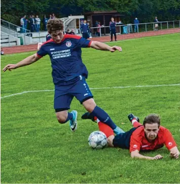  ?? Foto: Reinhold Radloff ?? Spannend war das Lokalderby zwischen dem FSV Wehringen (in Blau) und dem FC Königsbrun­n. Auch wenn es so aussieht, Kö nigsbrunn ist in dieser Partie nicht unterlegen. Diesmal gibt es ausnahmswe­ise kein einziges Derby.