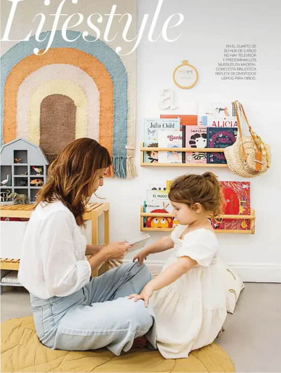  ??  ?? EN EL CUARTO DE SU HIJA DE 3 AÑOS NO HAY TELEVISOR Y PREDOMINAN LOS MUEBLES EN MADERA, COMO ESTA BIBLIOTECA REPLETA DE DIVERTIDOS
LIBROS PARA NIÑOS.