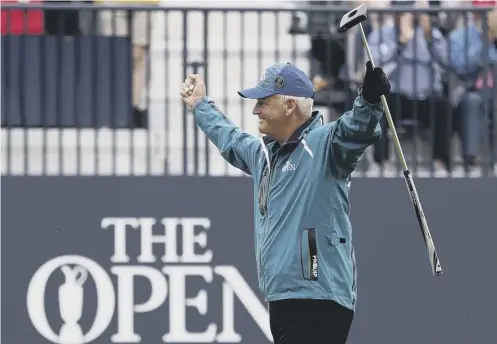  ?? PICTURE: DAVID DAVIES/PA ?? Sandy Lyle acknowledg­es the cheers after sinking his marvellous birdie putt at one of the toughest closing holes.