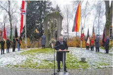  ?? FOTO: MILITÄRVER­EIN ERTINGEN ?? Ertingens Bürgermeis­ter Jürgen Köhler sprach vor dem Ertinger Ehrenmal zum Volkstraue­rtag, flankiert von den Fahnenabor­dnungen der Ertinger Vereine.