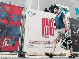  ?? FERENC ISZA / AFP ?? Cartel de Billy Elliot en la Ópera Estatal Húngara de Budapest