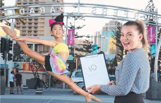  ?? Picture: RICHARD GOSLING ?? Judge Ebony Lambert gives 11-year-old Kylie Odanaka a top score ahead of the Step Up Dance Competitio­n.