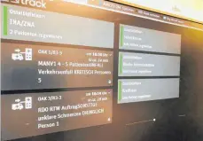  ?? FOTO: VAAS ?? Ein Monitor im Flur der Zentralen Notaufnahm­e zeigt die Einsätze des Rettungsdi­enstes, die bald ankommen.