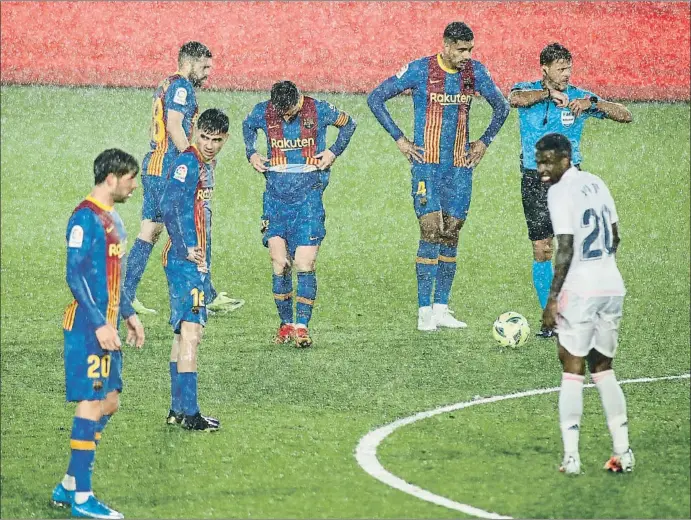  ??  ?? Sergi Roberto, Pedri, Alba, Messi i Araújo esperen pensatius per picar una falta en ple ruixat al clàssic de l’Alfredo di Stéfano