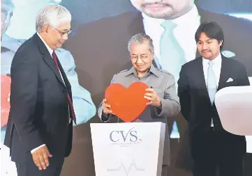  ??  ?? Dr Mahathir launching Cardiac Vascular Sentral Kuala Lumpur (CVSKL) as its chairman Tan Sri Dr Yahya Awang (left) looks on. — Bernama photo