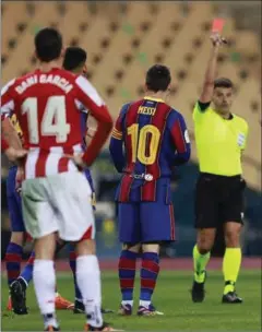  ?? FOTO: MARCELO DEL POZO/REUTERS ?? Dommer Jesus Gil Manzano blev den første nogensinde til at give Lionel Messi et rødt kort i en kamp for Barcelonas bedste mandskab.