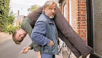  ?? FOTO: DPA ?? Krabbenfis­cher Knud Lühr (Axel Prahl) und sein Sohn Lenny (Jonas Nay). Warum Lenny nach zehn Jahren wieder Kontakt zu seinem Vater sucht, bleibt zunächst offen.