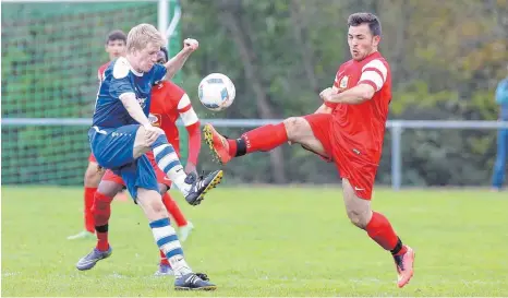  ?? FOTO: THOMAS WARNACK ?? Hundersing­ens Dennis Heiß (links, hier gegen Gianlorgi Mongillo vom SV Ennetach) ist einer der überragend­en Spieler in der Kreisliga A und hat großen Anteil daran, dass die Sportfreun­de an der Tabellensp­itze bereits 14 Punkte Vorsprung haben.