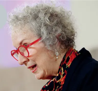  ??  ?? Margaret Atwood 78 anni, scrittrice e poetessa canadese, autrice de Il racconto dell’ancella, L’altra Grace e decine di altre opere. Famosa per i suoi romanzi distopici, partecipa attivament­e al dibattito femminista (Reuters)