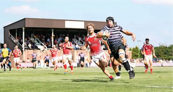  ?? Picture: Ian Clark ?? Marcus Nel races clear to score a try on his Clifton debut against Barnstaple