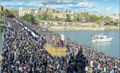  ??  ?? LA ESTRELLA PASA POR EL PUENTE DE TRIANA. Uno de los grandes momentos del Domingo de Ramos.