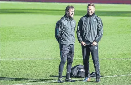  ?? LLIBERT TEIXIDÓ ?? Quique Sánchez Flores y Raúl Tamudo charlando durante el entrenamie­nto de ayer del Espanyol