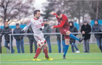  ?? SZ-FOTO: MAS ?? Ehingens Julian Guther (rechts) feuert einen Schuss ab, Neufras Kapitän Manuel Fischer (links) kann es nicht verhindern.