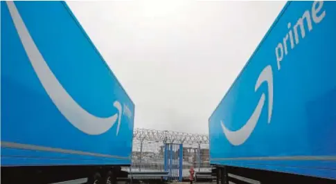  ?? REUTERS ?? Camiones de remolque de Amazon, estos días, en el puerto de Cherburgo (Francia)