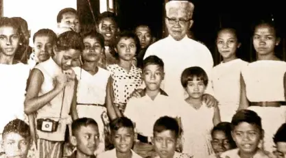  ?? —PHOTO FROM PRIVATE COLLECTION ?? Emilio Aguinaldo with high school visitors in the 1950s in his home in Kawit, Cavite, now the Museo ni Emilio Aguinaldo