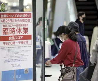  ?? The Yomiuri Shimbun ?? A notice of temporary closure is seen at the Tobu Department Store’s Ikebukuro flagship in Toshima Ward, Tokyo, on Saturday.