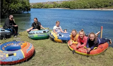  ?? BEJON HASWELL/STUFF ?? From left, Brae Todd, 14, Tyler Hughes, 13, Neeva Buick, 6, Samy Rogers, 12, Zoey Hughes, 11, and Mackenzie Buick, 10, camp with their family near Lake Waitaki.