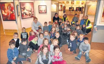  ??  ?? Les petits écoliers aiment visiter et découvrir le salon