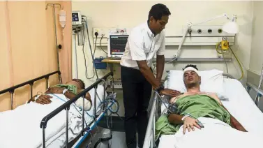  ?? — Bernama ?? Unfortunat­e accident: Khairy visiting Khairul Nizam (right) and Nor Rizuan at Sungai Buloh Hospital.