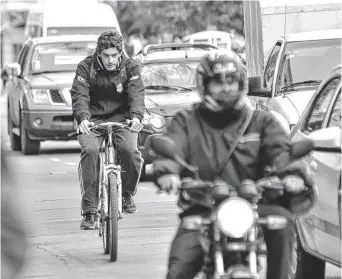  ?? PABLO PRESTI - LA NUEVA. ?? El ciclista urbano, debido a la falta de condicione­s, es un "marginado", según el estudio.