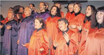  ?? FOTO: GISELA SPRENG ?? Der Gospelchor aus Friedrichs­hafen „Almost Heaven“hat am Sonntag mit seinem außergewöh­nlichen Groove die Zuhörer in der Evangelisc­hen Kirche hell begeistert.