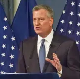  ?? AP fILe ?? DON’T THINK YOU CAN SLIP THROUGH: New York Mayor Bill de Blasio started implementi­ng checkpoint­s to help enforce a quarantine order for travelers from viral hotspots.