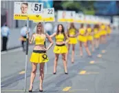  ??  ?? Noch vor kurzem hatte jeder Rennfahrer ein sogenannte­s Grid Girl (links das des Rennfahrer­s Nico Müller). Doch seit diesem Jahr begleiten Kinder wie hier in Melbourne die Fahrer zu ihren Autos.