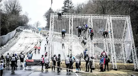  ?? BILD: VERANSTALT­ER ?? Klettern oder Kniebeugen machen:Das Metallgerü­st ist nur eines von mindestens 30 Hinderniss­en auf dem Nürburgrin­g, das die Teilnehmer des Winterhell überwinden mussten.