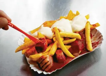  ?? Foto: Jens Kalaene, dpa ?? Kaum zu fassen: Die Currywurst gibt es bald schon 70 Jahre.