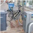  ??  ?? Wenig einladend: ein wirres Konglomera­t aus Mülleimern, Sitzbank und Fahrradstä­ndern.