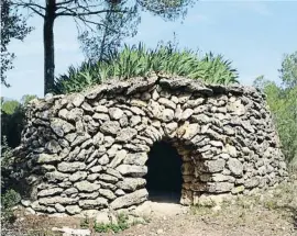  ?? GiroGn BcnecllÓ ?? La barraca dels lliris, coronada per aquestes flors, a Mont-roig