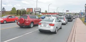  ??  ?? Les bouchons de circulatio­n vers Dieppe, à partir de Moncton, sont fréquents.