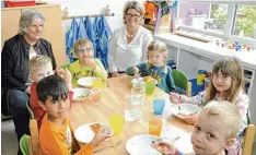  ?? Foto: Andreas Brücken ?? Kindergart­enleiterin Anne Rose Tress (links) und Ernährungs­expertin Claudia Wiede mann mit Kindern der Kita St. Laurentius.