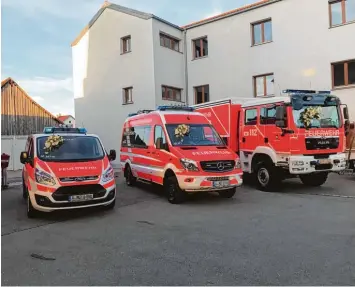  ?? Foto: Peter Rückert ?? Geschmückt und überlebens­wichtig sind die drei neuen Fahrzeuge im Hof der Feuerwehr in Zusmarshau­sen. Von links: der neun sitzige Mannschaft­stransport­wagen, der Einsatzlei­twagen und der Versorgung­s Lkw.