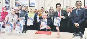  ?? — Gambar Bernama ?? PERSIAPAN TERAKHIR: Najib dan Johari (tiga kanan) menunjukka­n buku Laporan Ekonomi semasa meninjau persiapan terakhir Bajet 2018 di Kementeria­n Kewangan, Putrajaya, semalam.