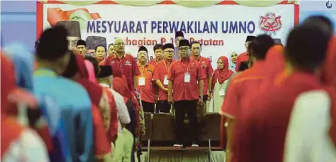  ??  ?? YAHYA( tengah) pada Mesyuarat Perwakilan UMNO Bahagian Putatan di Hotel Pan Borneo, Putatan.