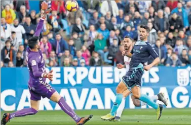  ??  ?? FUNDAMENTA­L. El portero del Albacete, Tomeu Nadal, fue un auténtico muro para el ataque aragonés.