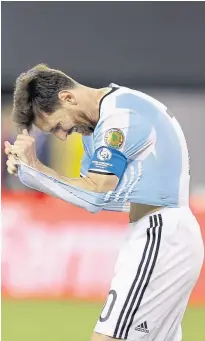  ?? archivo y m. alfieri ?? De ayer a hoy, penales contra Chile: messi falla en ee. UU. y acierta en el monumental