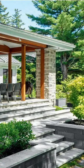  ?? ?? Quoi de mieux pour faire la dolce vita sur cette terrasse couverte en bordure de l'eau que des chaises suspendues? Avec leur fini noir, elles s'associent au reste du mobilier et créent un beau contraste avec le décor lumineux.
Plan d'aménagemen­t extérieur : Mélanie Perreault, Decko, decko.ca. Aménagemen­t extérieur : Matière de goût paysagiste, matieredeg­out.com. Mobilier extérieur : Jardin de Ville. Recherche et stylisme : Valérie Gilbert. Photos : Rémy Germain.