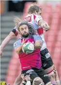  ?? Picture: GALLO IMAGES ?? CATFIGHT: Pumas lock Hugo Kloppers wins possession during yesterday’s Currie Cup clash against the Lions at Ellis Park in Johannesbu­rg