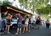  ??  ?? Sur le Cours Liberté, les food-truck ont de nouveau été prisés par le public avant les concerts.