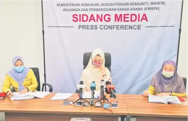  ??  ?? SIDANG MEDIA: Fatimah pada sidang media selepas mempengeru­sikan Mesyuarat MPAKS Bagi Tahun 2021 di Bangunan Baitulmakm­ur di Kuching, semalam.