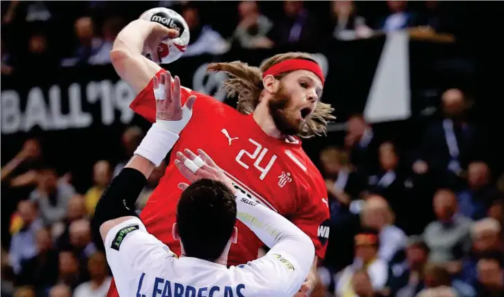  ?? ?? Det franske forsvar kunne ikke stille noget op mod Mikkel Hansen i semifinale­n i Hamborg i 2019.