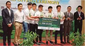  ?? PIC COURTESY OF FOREST CITY ?? Members of Team GarGeon holding their prize in Forest City, Gelang Patah, yesterday.
